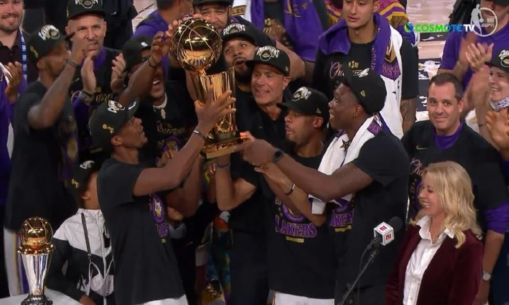 Λέικερς: Η απονομή του τροπαίου του NBA (vid)