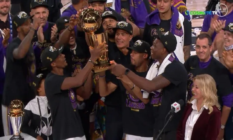 Λέικερς: Η απονομή του τροπαίου του NBA (vid)