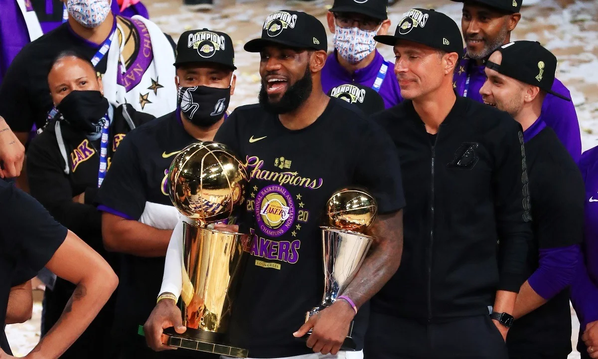 ΛεΜπρόν: Πρώτος MVP στην ιστορία με τρεις διαφορετικές ομάδες (vid)