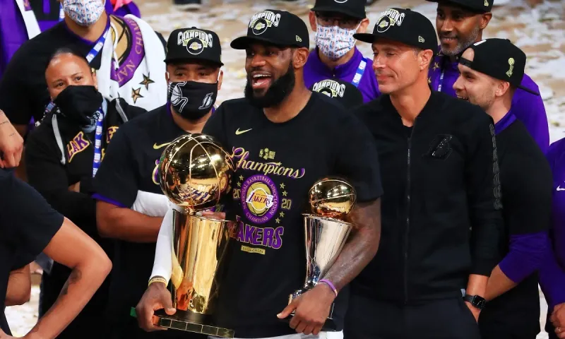 ΛεΜπρόν: Πρώτος MVP στην ιστορία με τρεις διαφορετικές ομάδες (vid)