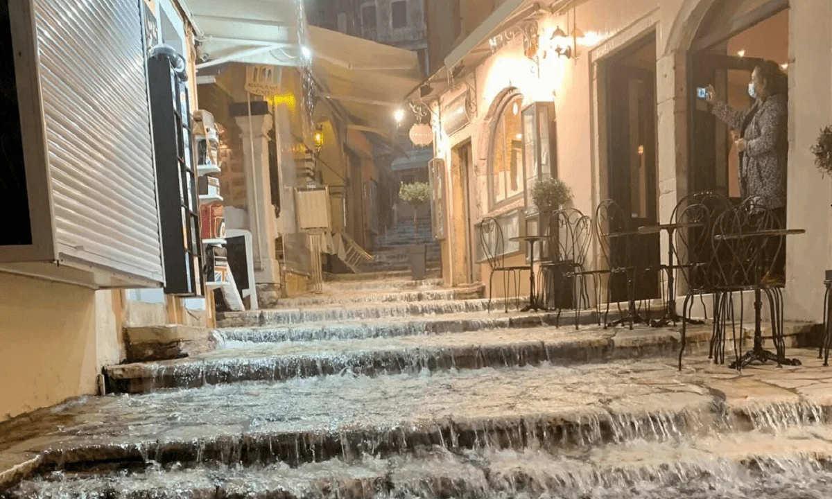 Καιρός: Επελαύνει η κακοκαιρία - Ισχυρές καταιγίδες στο Ιόνιο (pics, vid)
