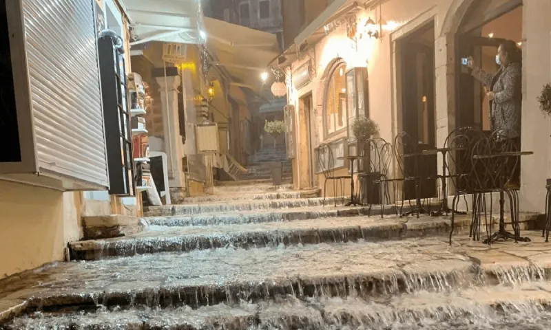 Καιρός: Επελαύνει η κακοκαιρία - Ισχυρές καταιγίδες στο Ιόνιο (pics, vid)