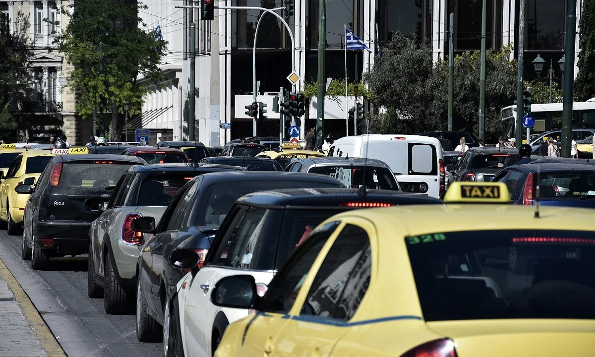 Κακοκαιρία - Αθήνα: «Μποτιλιάρισμα» στους δρόμους - Πτώση δέντρου στις γραμμές του ΗΣΑΠ (vid)