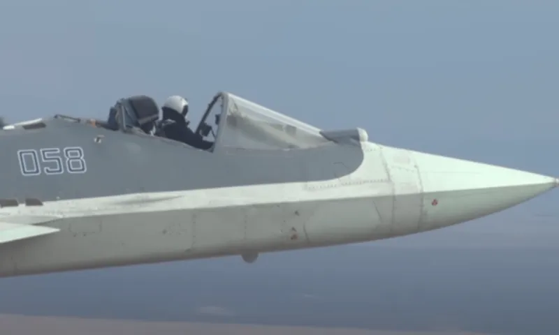 Ρώσος πιλότος πετάει με Su-57 χωρίς προστατευτικό θόλο (vid)