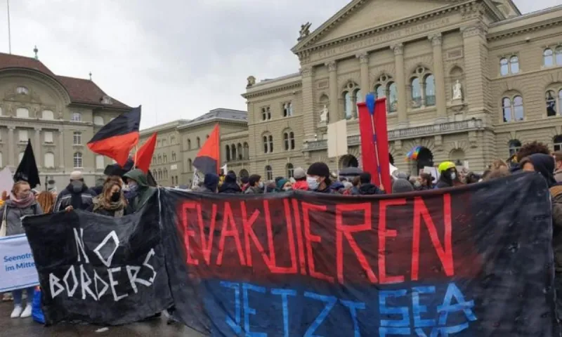 Διαμαρτυρία στη Βέρνη: «Φέρτε όλους τους μετανάστες από τη Λέσβο στην Ελβετία!»