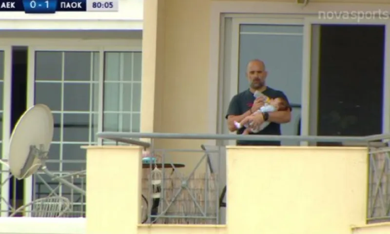 ΑΕΚ - ΠΑΟΚ Κ19: Ο φίλαθλος της χρονιάς! Τάιζε το μωρό με μπιμπερό και έβλεπε τον αγώνα!