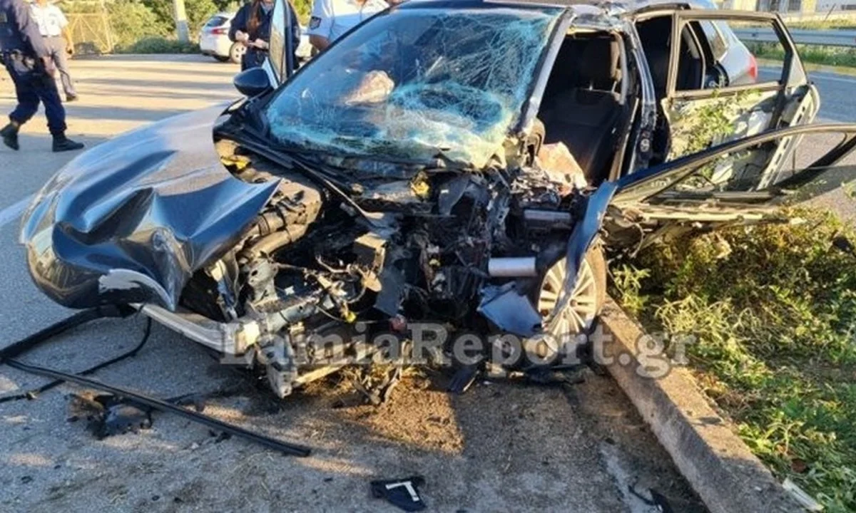 Λαμία: Σοβαρό τροχαίο για Μητροπολίτη - Προσέκρουσε σε τσιμεντένια κολόνα (vid)