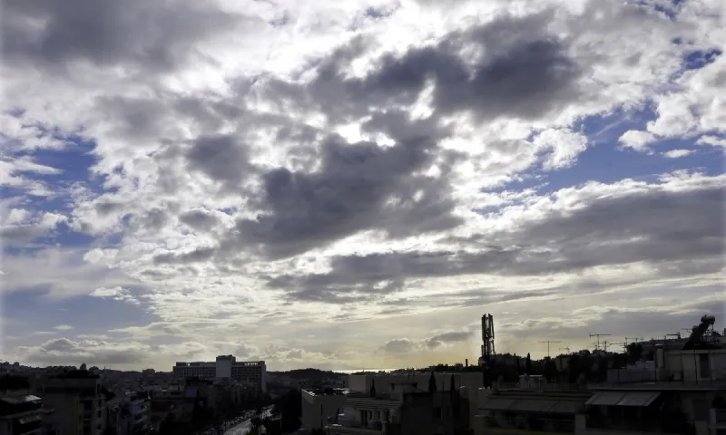 Καιρός 19/10: Σποραδικές καταιγίδες και πτώση της θερμοκρασίας