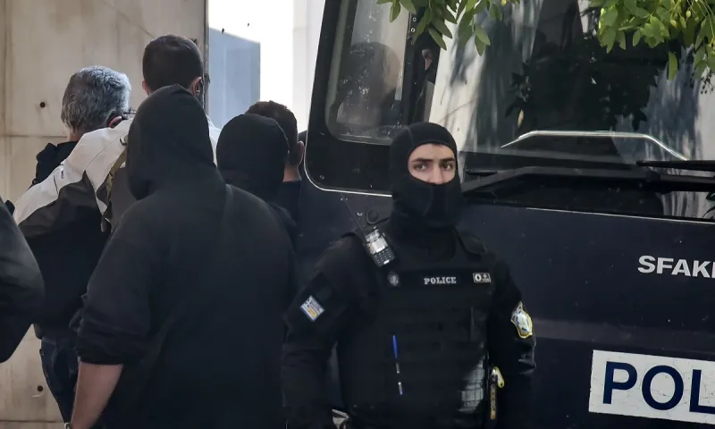 Χρυσαυγίτες σε Λεπενιώτη: «Πουτ..., θα πεθάνεις» (vid)
