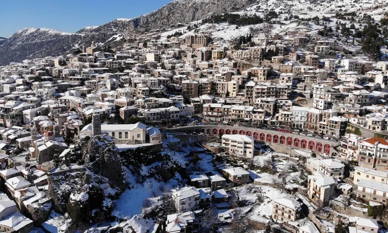 Περιζήτητη η Αράχωβα λόγω... κορονοϊού! Τα Σαββατοκύριακα γίνεται «χαλασμός»! (vid)