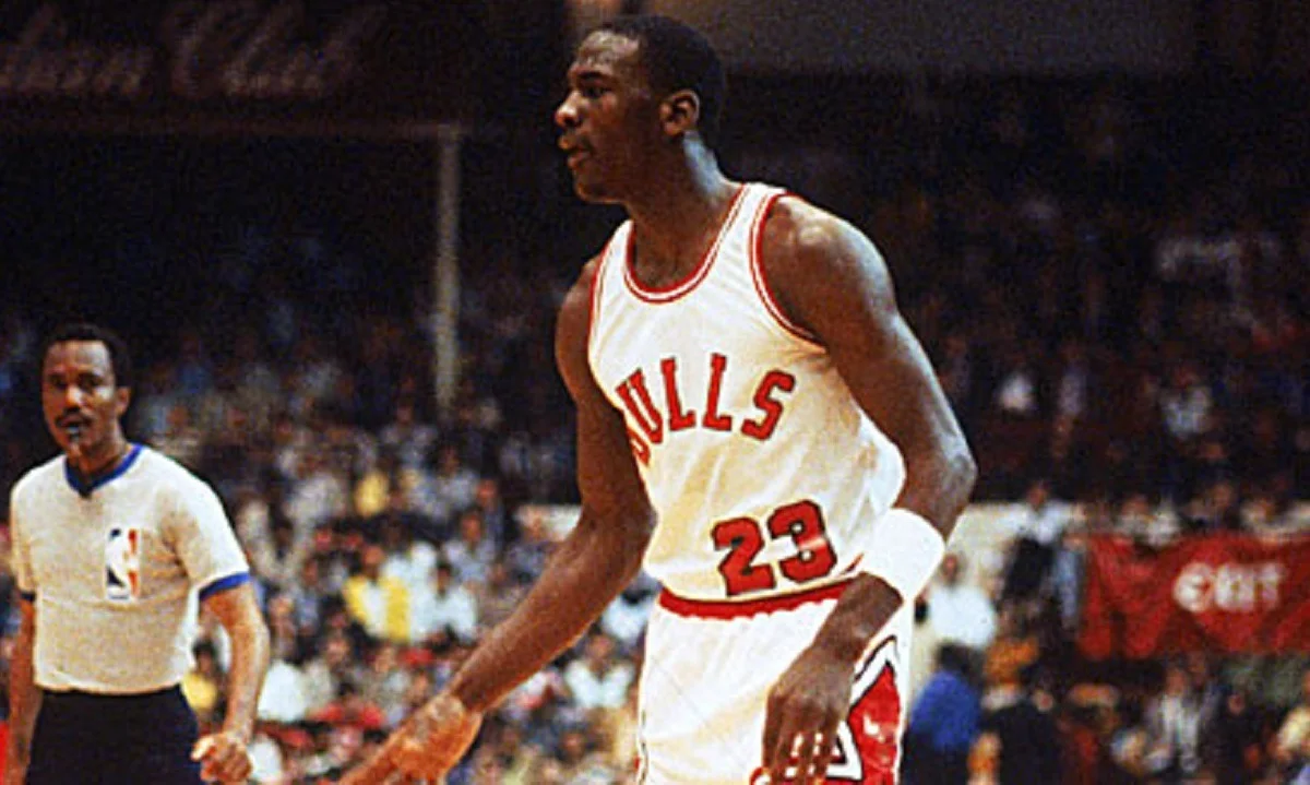 26/10/1984: Ο Μάικλ Τζόρνταν ντεμπουτάρει στο NBA - Το φύλλο αγώνα και το βίντεο