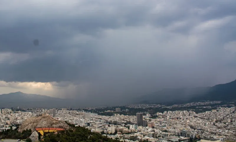 Καιρός 28/10: Νεφώσεις και σποραδικές καταιγίδες