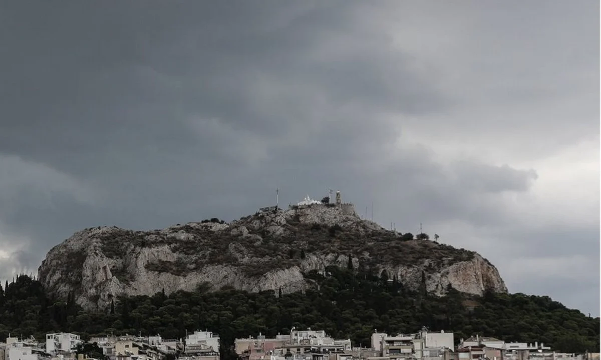 Καιρός: Σκοτείνιασε η Αθήνα - Η κακοκαιρία «Κίρκη» κάνει... παρέλαση