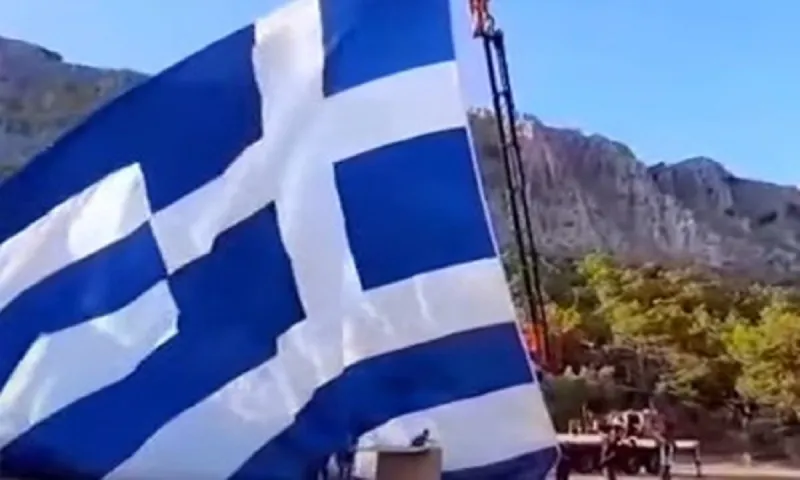Το... τερμάτισαν οι Τούρκοι: «Πρόκληση η τεράστια ελληνική σημαία στο Καστελόριζο!» (vids)