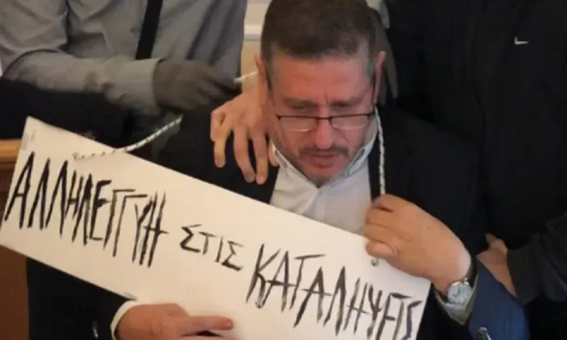 ΑΣΟΕΕ: Κουκουλοφόροι πέρασαν ταμπέλα στο λαιμό του πρύτανη (vid)
