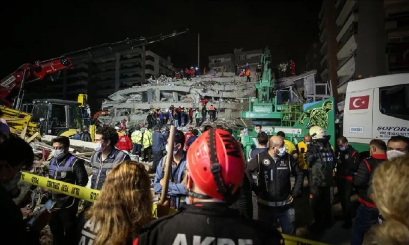 Σμύρνη: Μάχη με το χρόνο για να ανασύρουν τους εγκλωβισμένους από τον μεγάλο σεισμό (vids)