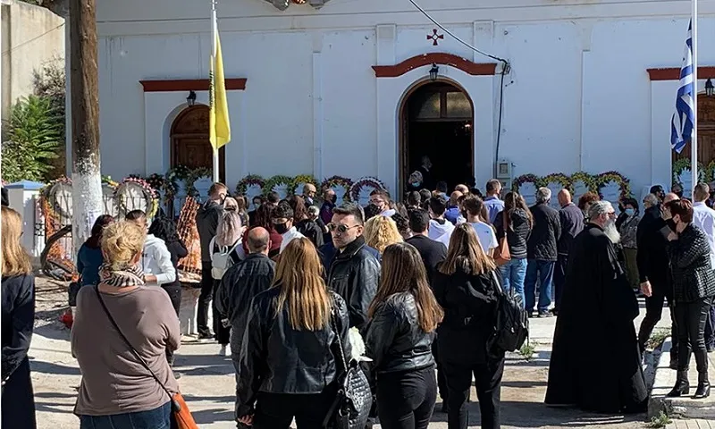 Σάμος σεισμός: Σπαραγμός στο «τελευταίο αντίο» της Κλαίρης - Στις 15:00 αποχαιρετούν τον Άρη (vid)