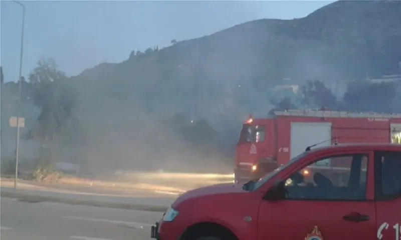Σάμος: Φωτιά στον υπαίθριο καταυλισμό γύρω από το hotspot