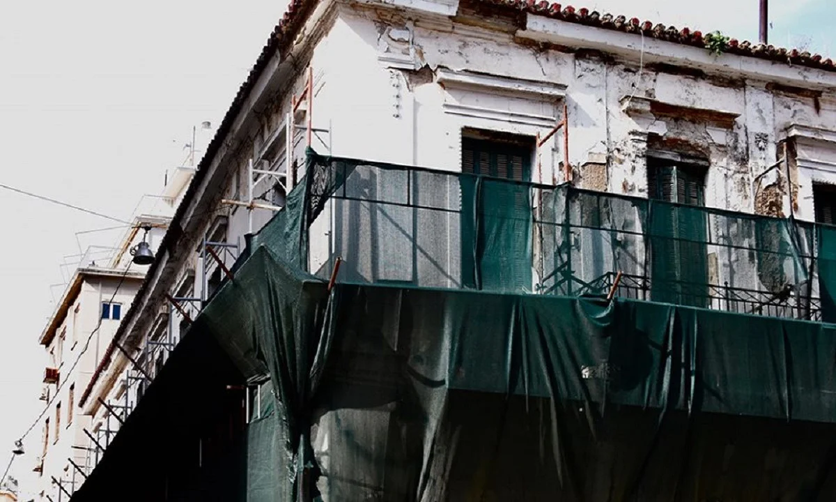 Ένα εγκληματικό κράτος που… διυλίζει σταγονίδια και καταπίνει κτήρια