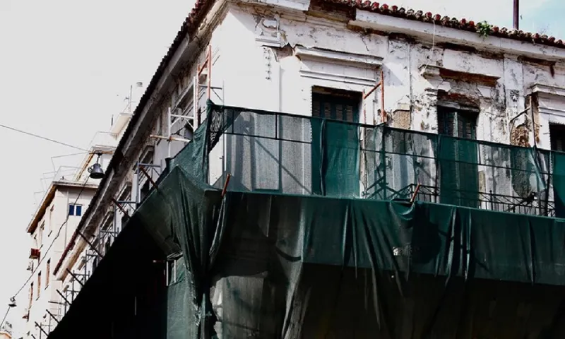 Ένα εγκληματικό κράτος που… διυλίζει σταγονίδια και καταπίνει κτήρια