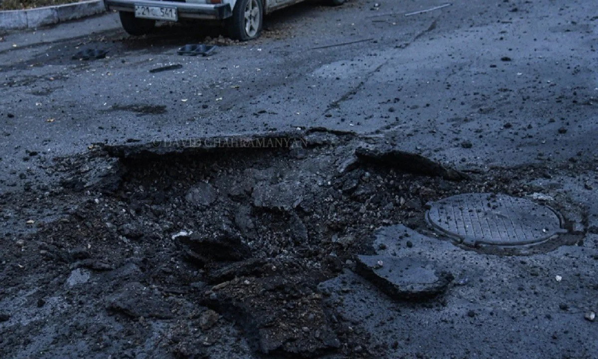 Nαγκόρνο Καραμπάχ: To θρυλικό Lada δεν έπαθε τίποτα - Έσκασε πύραυλος δίπλα του