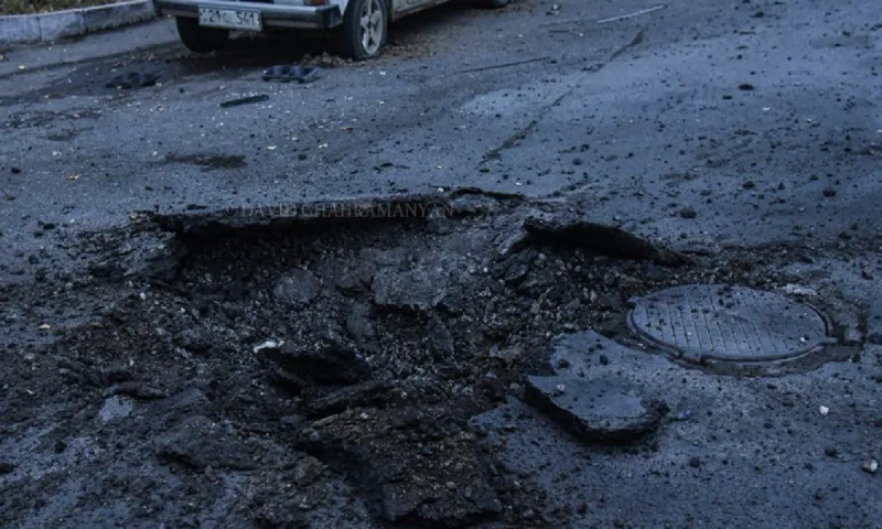 Nαγκόρνο Καραμπάχ: To θρυλικό Lada δεν έπαθε τίποτα - Έσκασε πύραυλος δίπλα του