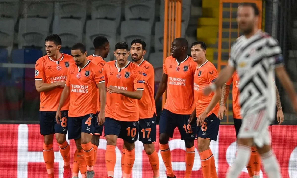 Champions league: Ιστορική νίκη της Μπασακσεχίρ κόντρα στη Μάντσεστερ Γιουνάιτεντ, ισόπαλες Λάτσιο και Ζενίτ με... VAR (vids)