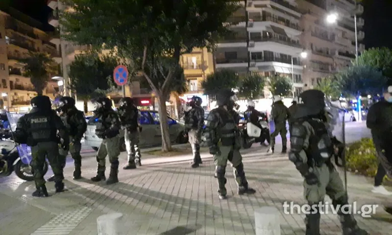 Θεσσαλονίκη: Επεισόδια μεταξύ διαδηλωτών κατά του lockdown και αστυνομικών (vid)