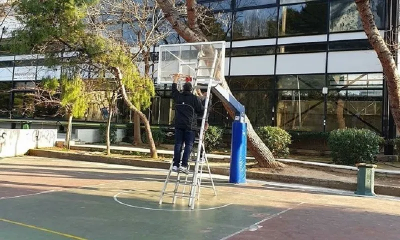 Ο Δήμος Γλυφάδας ξήλωσε ξανά τη στεφάνη από τις μπασκέτες στα ανοιχτά γήπεδα
