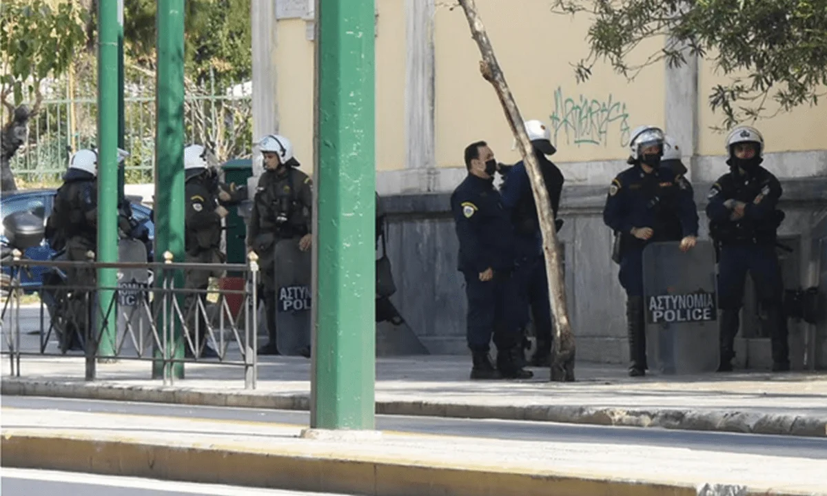 Πολυτεχνείο: Μπήκαν τα ΜΑΤ - Έγινε η εκκένωση (vid)