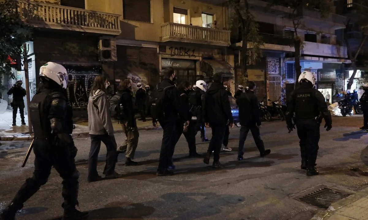 Εξάρχεια: Φωτιά και προσαγωγές μετά τη συγκέντρωση διαμαρτυρίας για το Πολυτεχνείο (vid)
