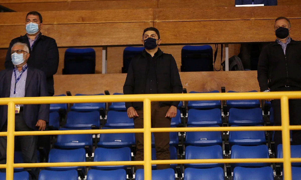 Ο Λευτέρης Αυγενάκης εκτίθεται ακόμα περισσότερο από την προσπάθεια του επικοινωνιακού του μηχανισμού να μαζέψουν τα ασυμμάζευτα