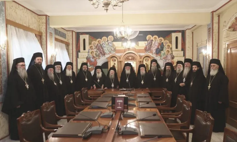 Ιερά Σύνοδος: «Κάποιοι με νευρωτικό τρόπο ζητούν την απαγόρευση της Θείας Κοινωνίας ως ανθυγιεινής»