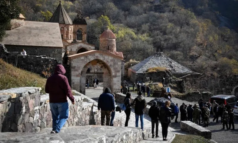 Ναγκόρνο Καραμπάχ: Το απόλυτο σοκ για τους Αρμένιους - Ξεθάβουν τους νεκρούς τους (vids)
