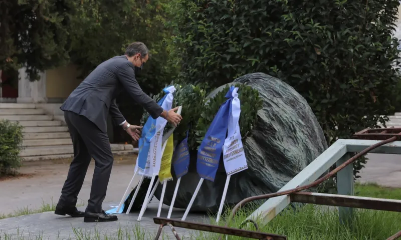 Πολυτεχνείο: Ο Κυριάκος Μητσοτάκης κατέθεσε στεφάνι (vid)