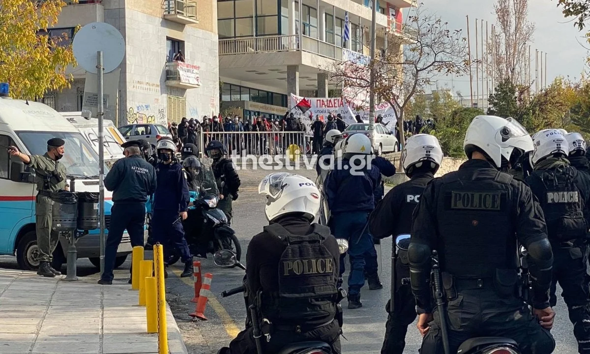 Θεσσαλονίκη: Αντιεξουσιαστές με κράνη και ρόπαλα στις φοιτητικές εστίες (vid)