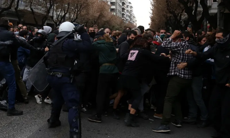 Συμπλοκές σε σταθμό Λαρίσης και Σεπόλια - Πάνω από 100 προσαγωγές σε όλη την Αθήνα