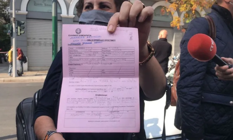 Πολυτεχνείο: Τι λέει η γυναίκα που της έκοψαν πρόστιμο για δύο λουλούδια (vid)