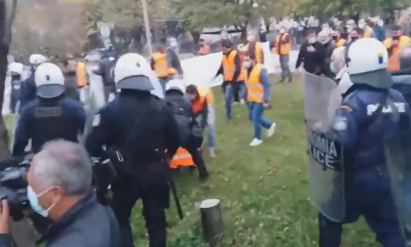 Ιωάννινα: Δεν τους επέτρεψαν να αφήσουν λουλούδια - Επεισόδια και προσαγωγές (vids)