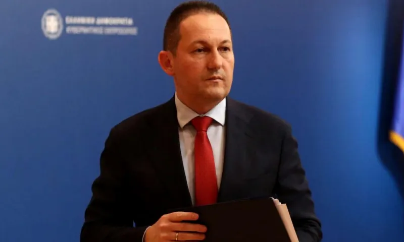 Πέτσας: «Πρώτα θα ανοίξουν σχολεία και λιανεμπόριο- Κλειστά μπαρ και κέντρα διασκέδασης»