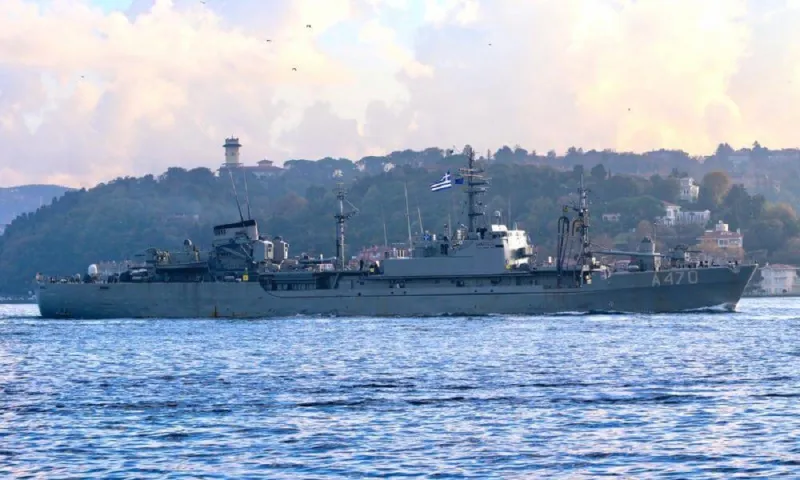 Ελληνοτουρκικά: Κυμάτισε την ελληνική σημαία το ΑΛΙΑΚΜΩΝ στον Βόσπορο - Περηφάνεια