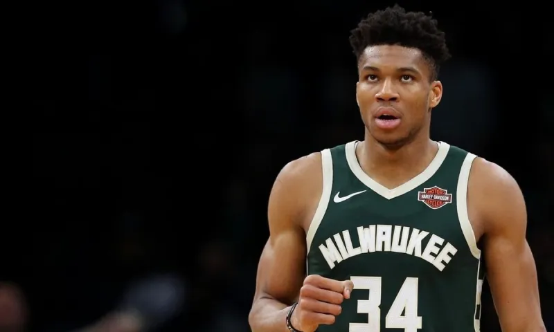 NBA: Πρωταγωνιστής ο Γιάννης στα καλύτερα των «Μπακς» (Video)