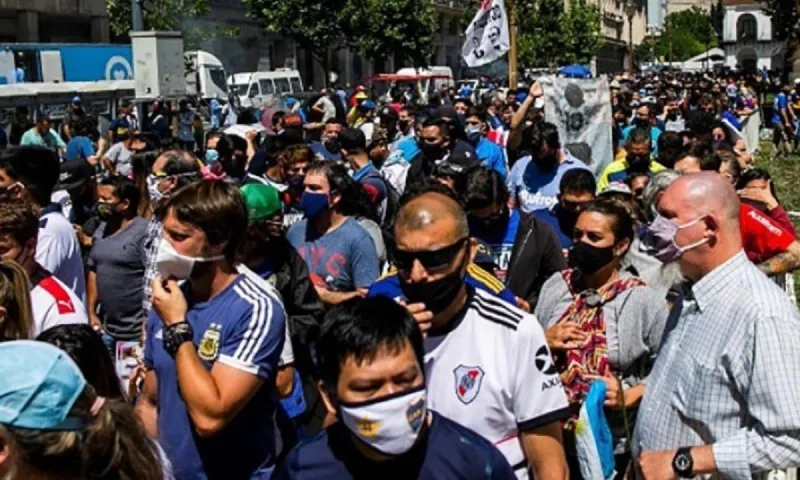 Ντιέγκο Μαραντόνα: Τα μεσάνυχτα η ταφή, ουρές 3 χιλιομέτρων για λαϊκό προσκύνημα