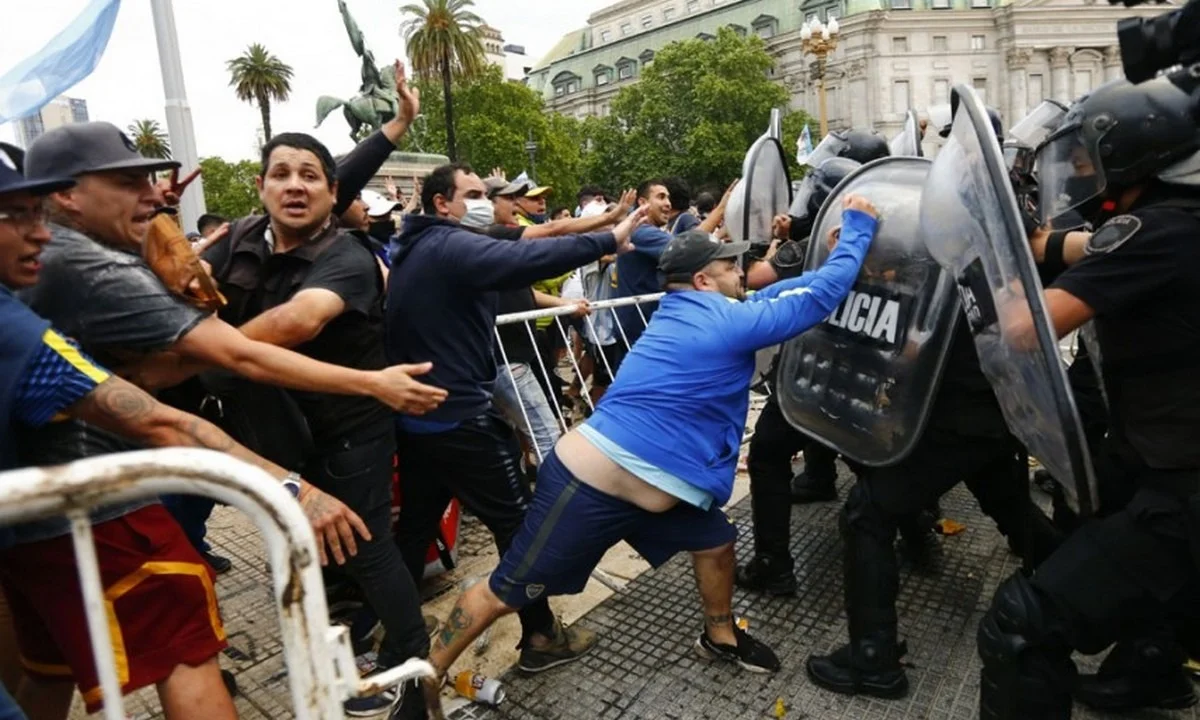 Μαραντόνα: Ξύλο, επεισόδια και δακρυγόνα - Διακόπηκε το λαϊκό προσκύνημα! (pics)