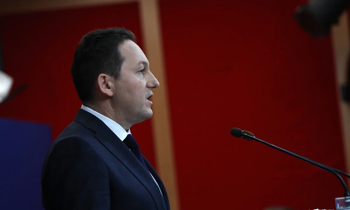 Κορονοϊός - Πέτσας: Πριν τις γιορτές θα ανοίξει η οικονομία - Δεν εξετάζεται υποχρεωτικός εμβολιασμός