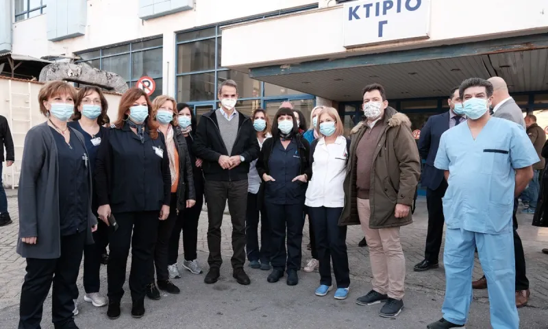 Μητσοτάκης: «Όχι υποχρεωτικό, αλλά απαραίτητο να κάνουμε όλοι το εμβόλιο» (vid)