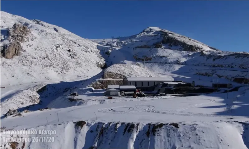 Χιόνισε στον Παρνασσό, μαγευτικές εικόνες (vid)