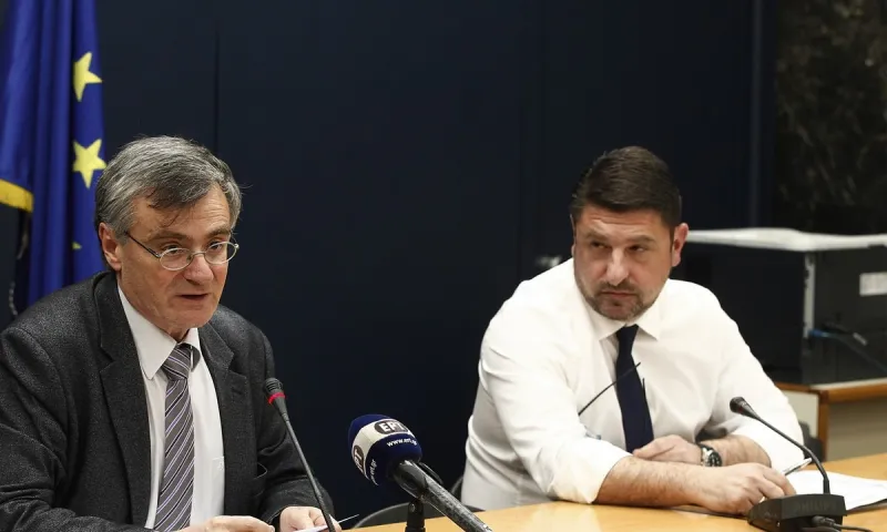 ΒΟΜΒΑ: Δύο στρατόπεδα εν μέσω κορονοϊού - Τσιόδρας/Χαρδαλιάς το ένα μέτωπο