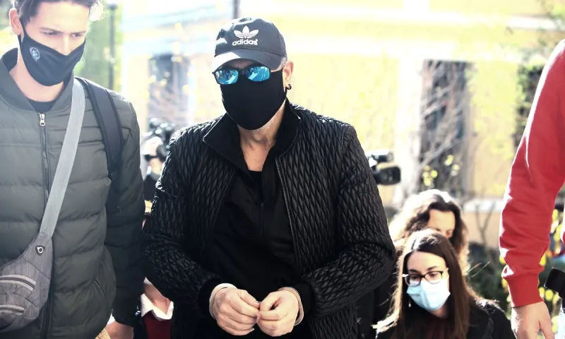 Σφακιανάκης: Στην Ευελπίδων με χειροπέδες - «Ιδού ο εγκληματίας» είπε (pics & vid)