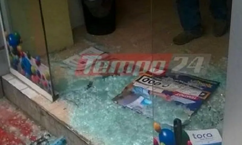 Πάτρα: Έπεσαν με αυτοκίνητο πάνω σε πρακτορείο του ΟΠΑΠ και χτύπησαν τους αστυνομικούς